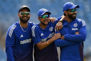 Sunil Gavaskar Calls for Kuldeep Yadav's Inclusion in 2nd Test Amid Bumrah Fitness Concerns
OR
Gavaskar Urges India to Pick Kuldeep Yadav for 2nd Test; Questions Bumrah's Fitness and Middle-Order Stability