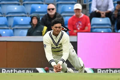 Yashasvi Jaiswal misses a catch during the Headingley Test