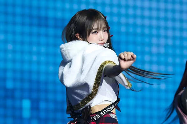 Choi Yena joins Jin on stage